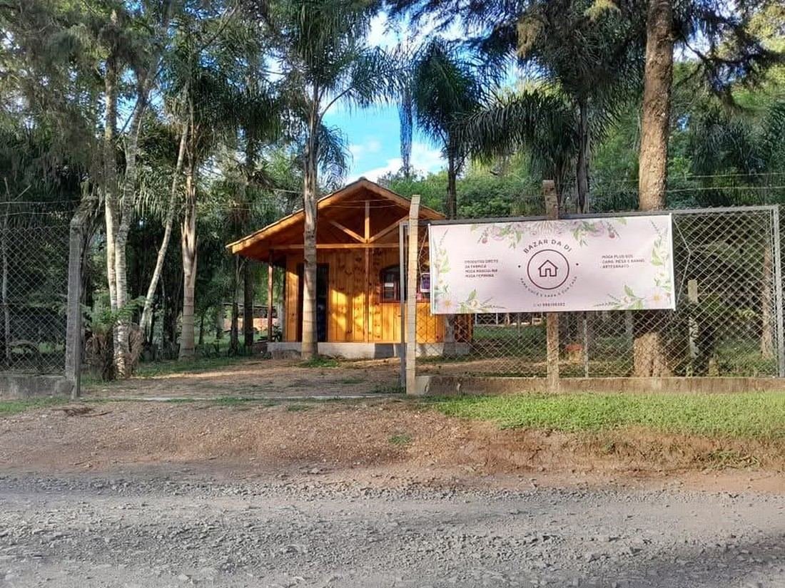 Fachada da loja Di Cordeiro Modas, na Vila Rural Fluviópolis, São Mateus do Sul