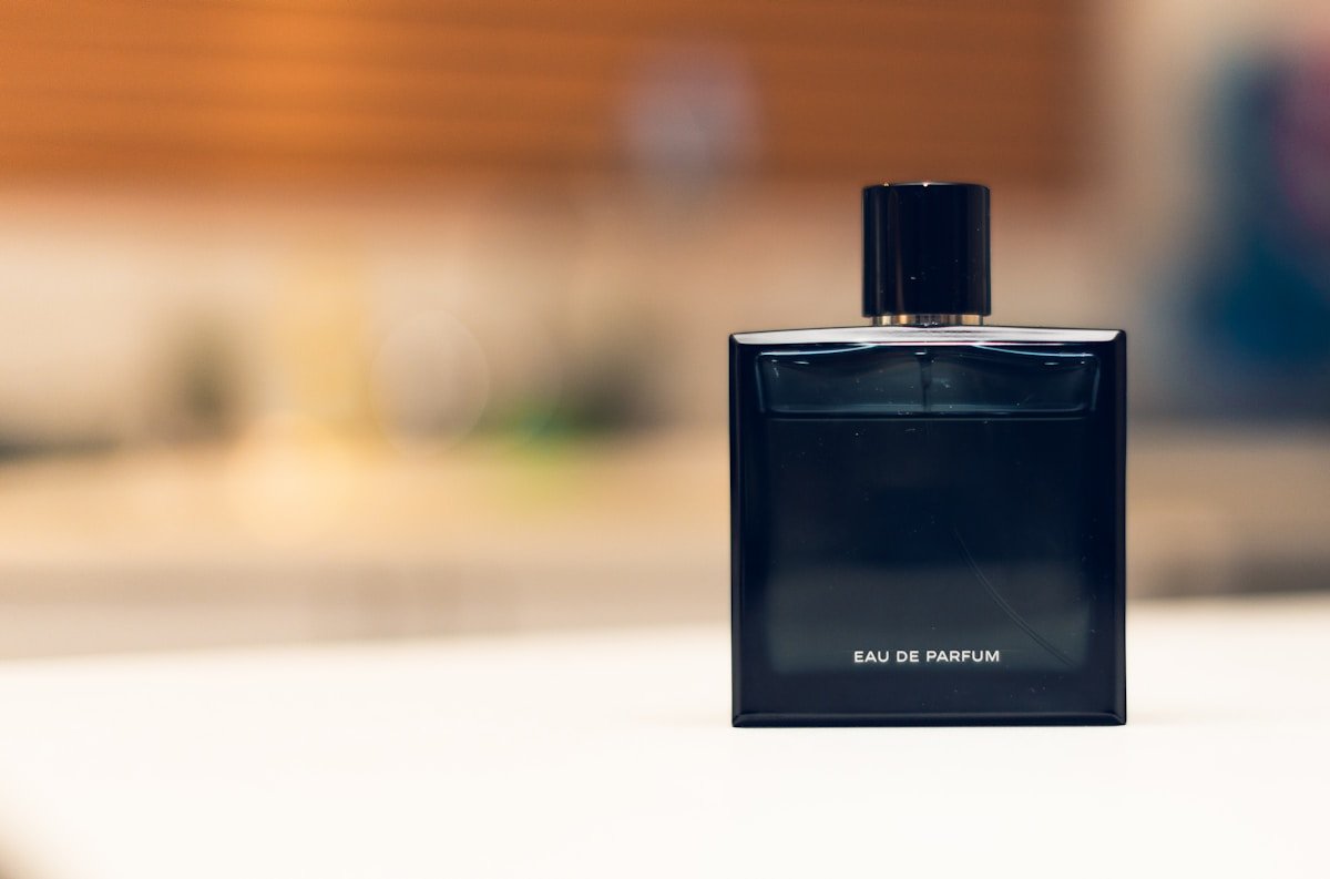 Frasco de perfume sobre superfície branca